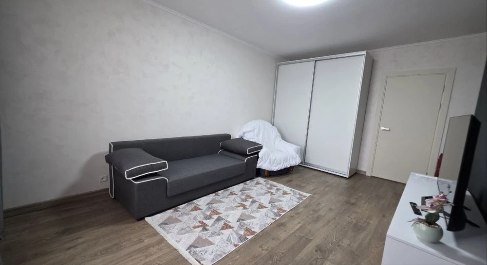 Продаж 1-кв м,Бориспіль вул.Момота 42 кв.м р-н 5 школи з МЕБ