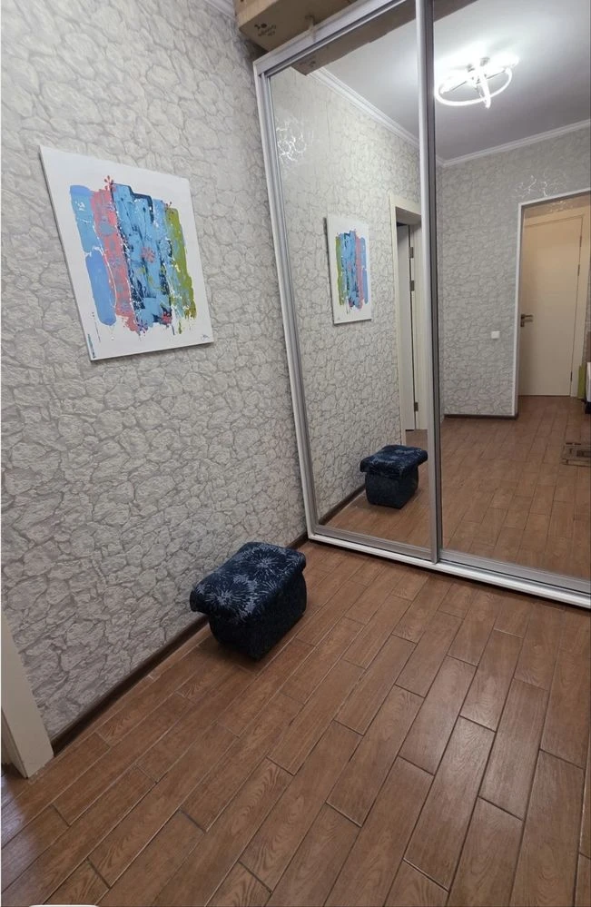 Продаж 1-кв м,Бориспіль вул.Момота 42 кв.м р-н 5 школи з МЕБ
