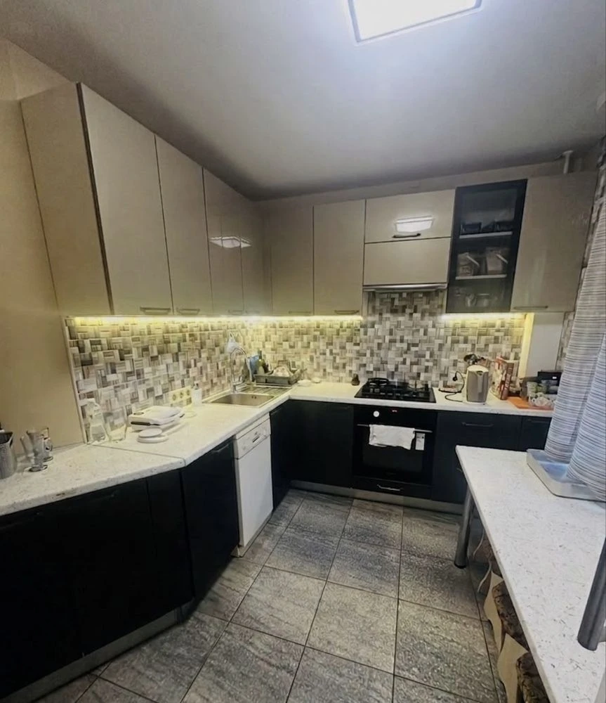Продажа 4-комнатной квартиры 104 м² с ремонтом и мебелью