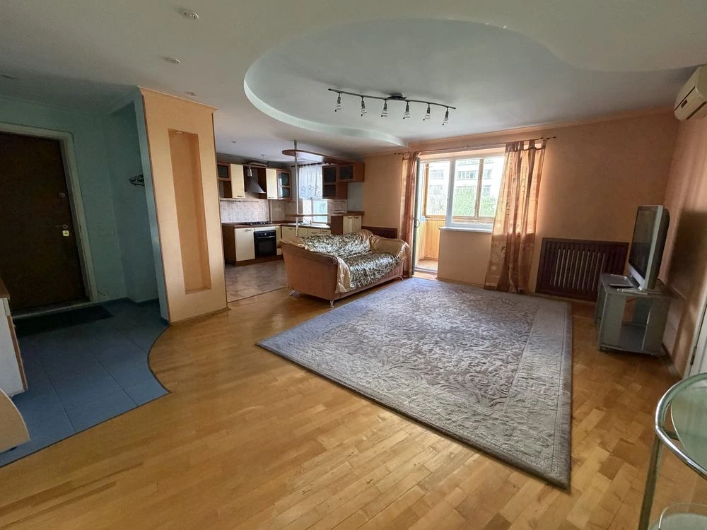 Продажа квартиры 3 км. + кухня-студия в центре