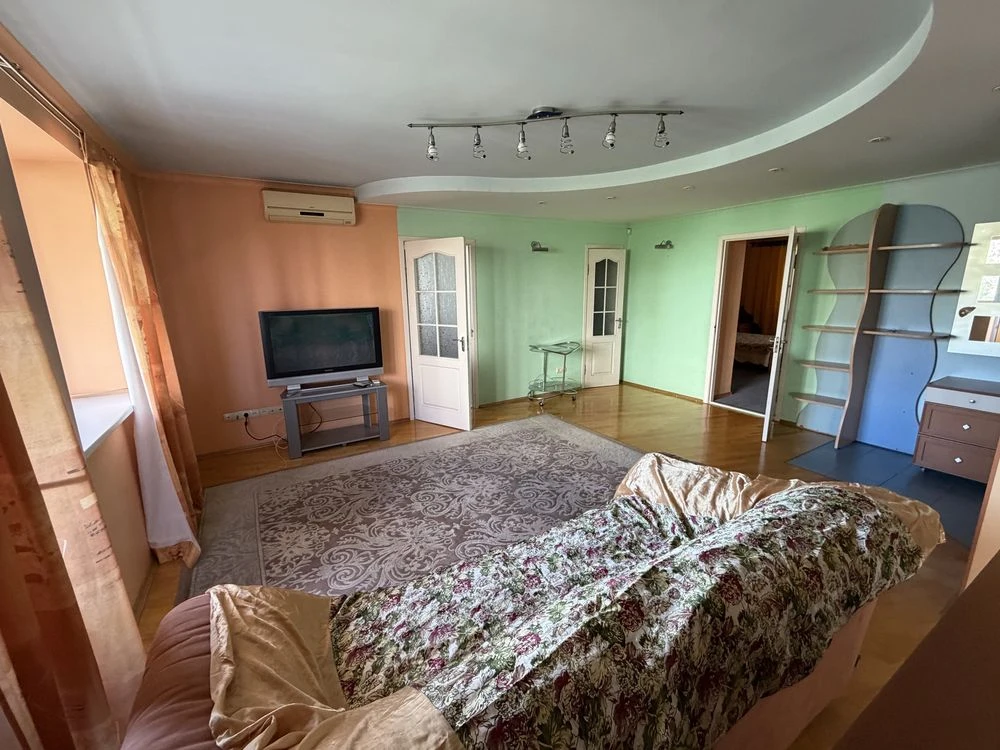 Продажа квартиры 3 км. + кухня-студия в центре