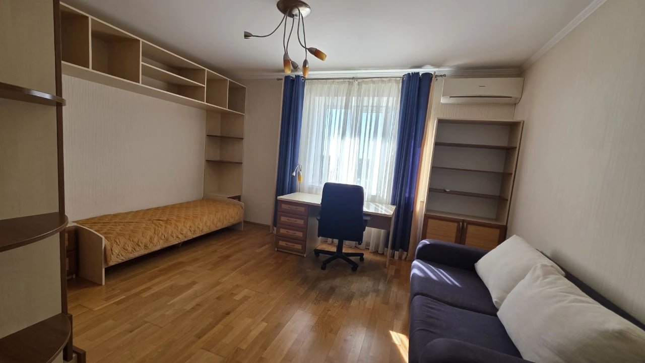 3-комнатная квартира 87 кв.м. на улице Мичурина (Баталина) с мебелью