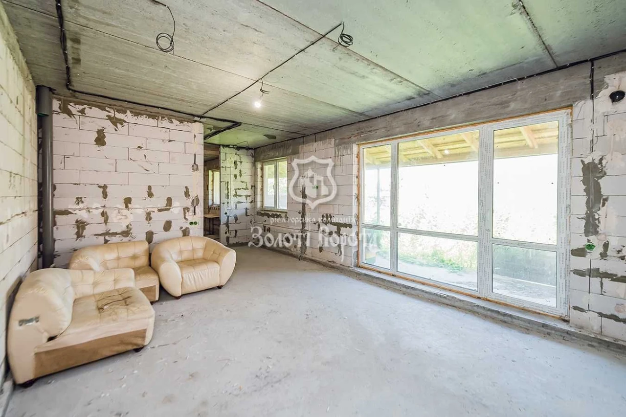 Квартира в таунхаусі, 3 кімнати. ЄОселя, під ремонт. Ділянка — 1,5 сотки.