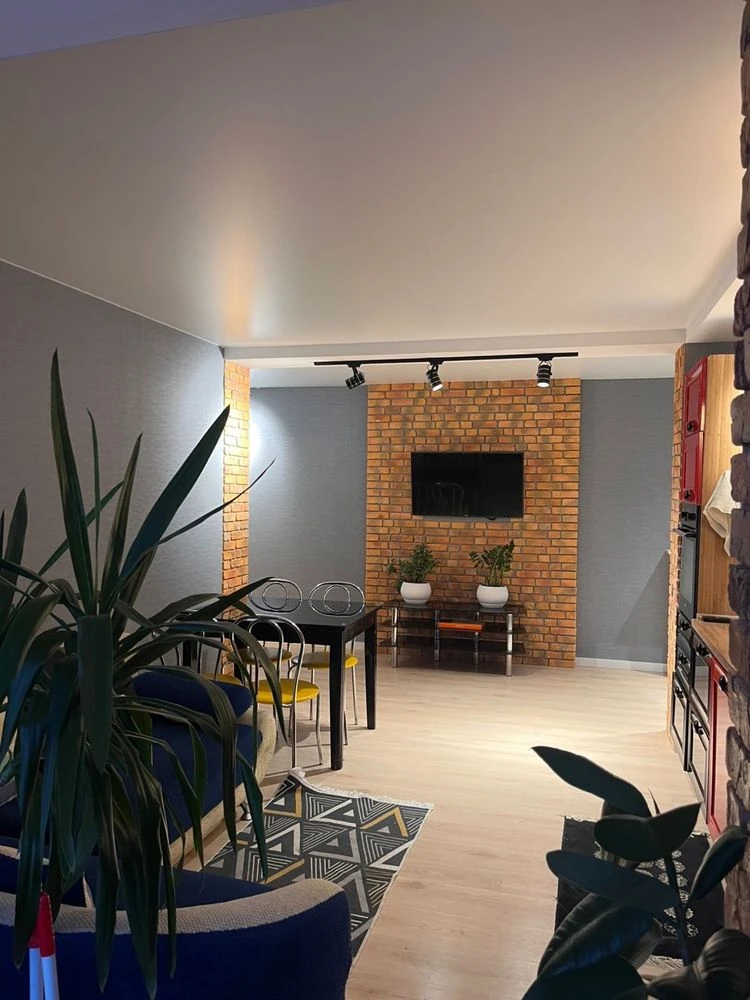Продаж: 2-кімнатна квартира + кухня-студія, 80 кв.м, м. Бориспіль, вул. Голо