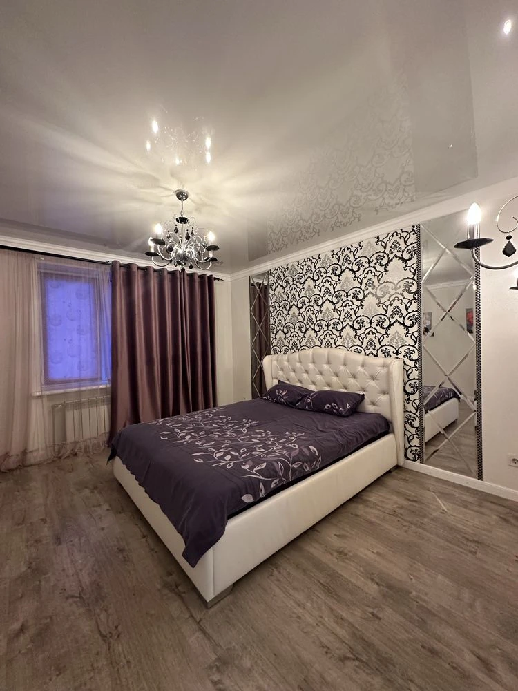 Продаж: 2-кімнатна квартира + кухня-студія, 80 кв.м, м. Бориспіль, вул. Голо