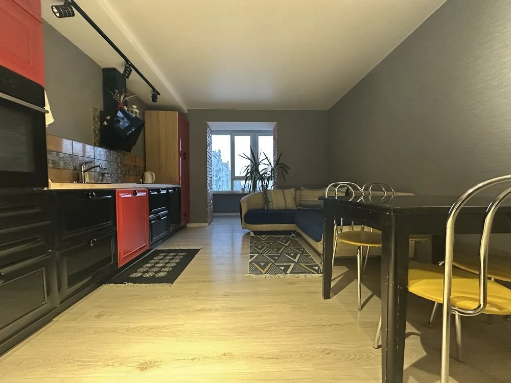 Продаж: 2-кімнатна квартира + кухня-студія, 80 кв.м, м. Бориспіль, вул. Голо