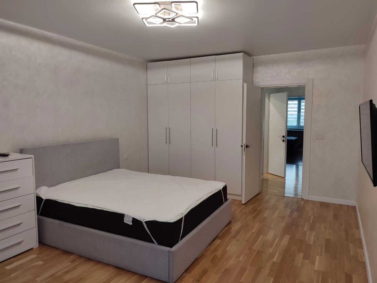 Sale of a 3-room apartment with furniture on Kyiv Street