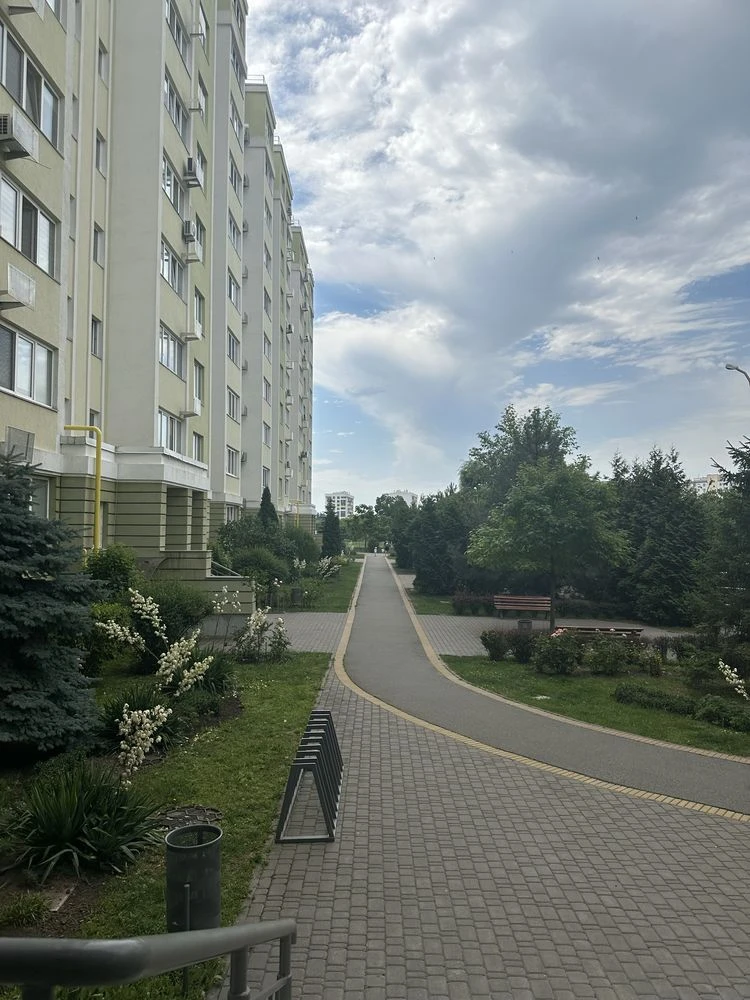Продаж 2-х рівневоі квартири 135 кв. м по вул. Лютнева  ЖК П