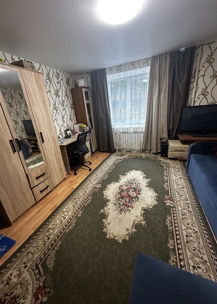 Selling 3-bedroom apartment
