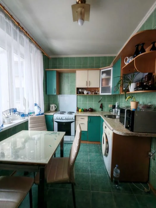 Selling a 3-room apartment near Industrialnaya metro station, RZhM side, Klas