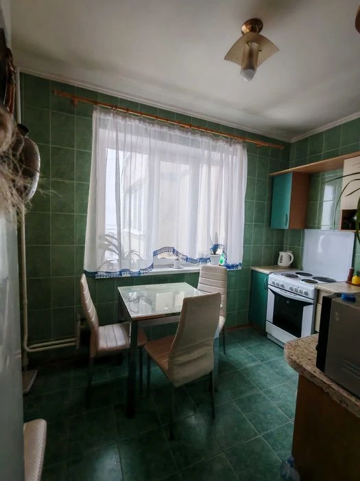 Selling a 3-room apartment near Industrialnaya metro station, RZhM side, Klas
