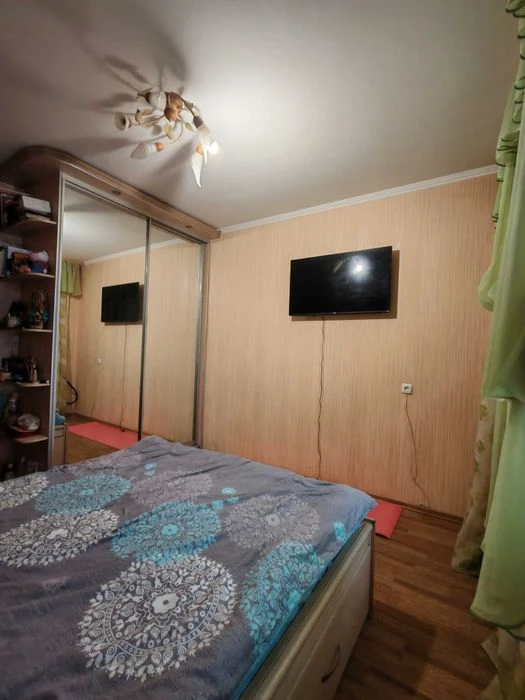 Selling a 3-room apartment near Industrialnaya metro station, RZhM side, Klas