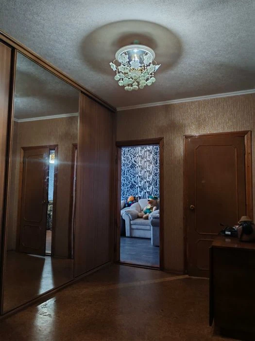 Selling a 3-room apartment near Industrialnaya metro station, RZhM side, Klas