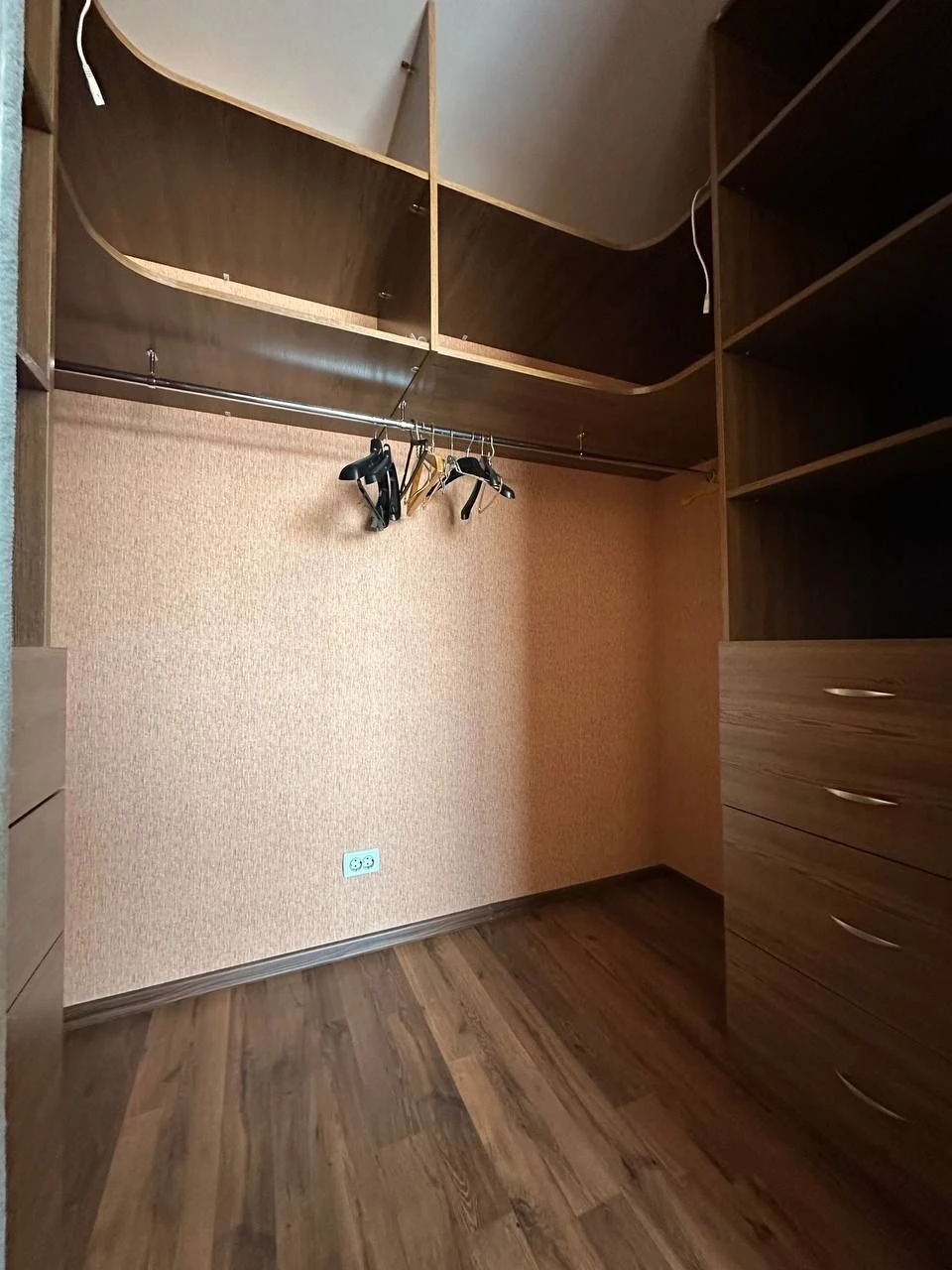 For Sale: Large 1-bedroom apartment in the Kupava residential complex with renovation and furniture!