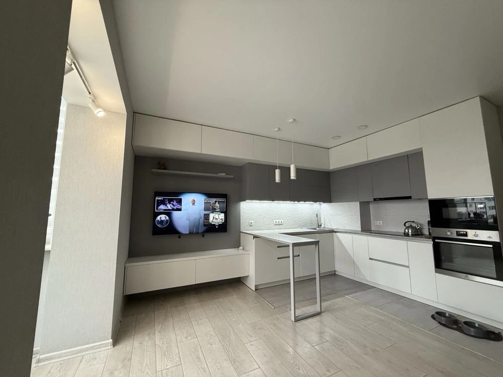 Spacious 3-bedroom Euro-style apartment for sale in Savanna Sity residential complex