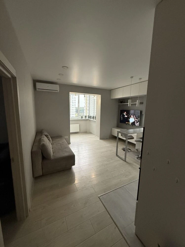 Spacious 3-bedroom Euro-style apartment for sale in Savanna Sity residential complex