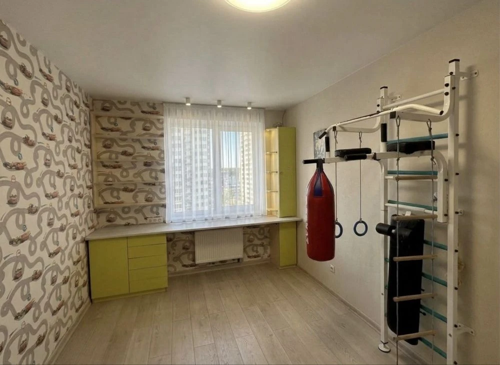 Spacious 3-bedroom Euro-style apartment for sale in Savanna Sity residential complex
