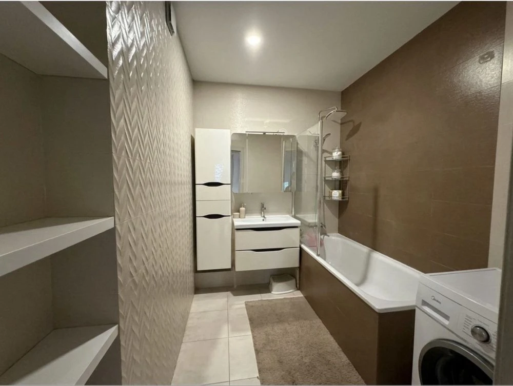 Spacious 3-bedroom Euro-style apartment for sale in Savanna Sity residential complex