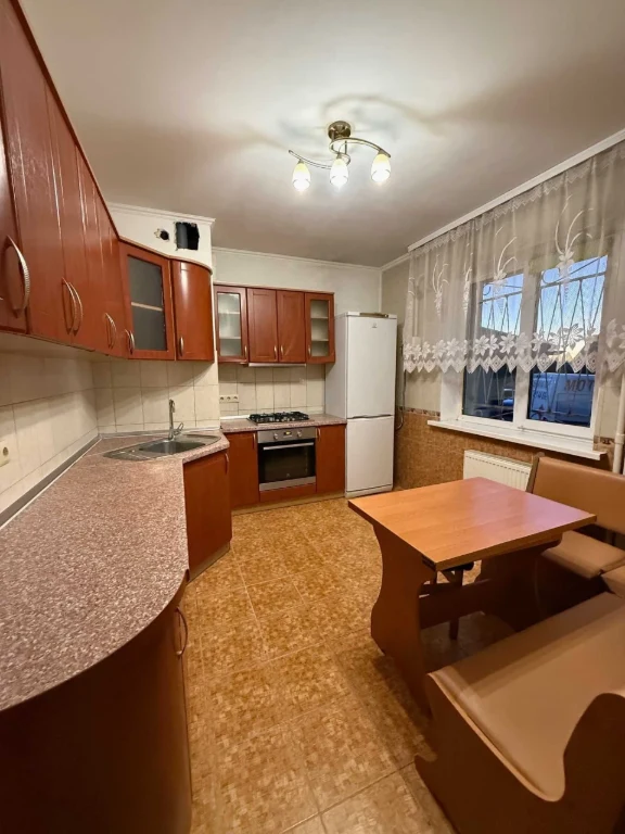 3-room apartment in the park area, address: Грушевського st., 17G, has gas, possible sale