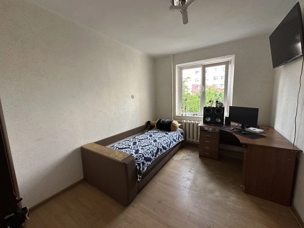 3-bedroom apartment with a storage room on the floor
