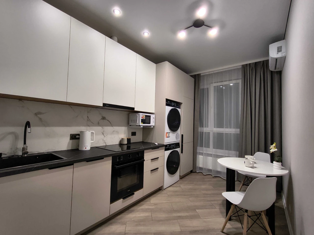 QUALITY RENOVATION! Full Ausstattung! 1-room apartment in the complex
