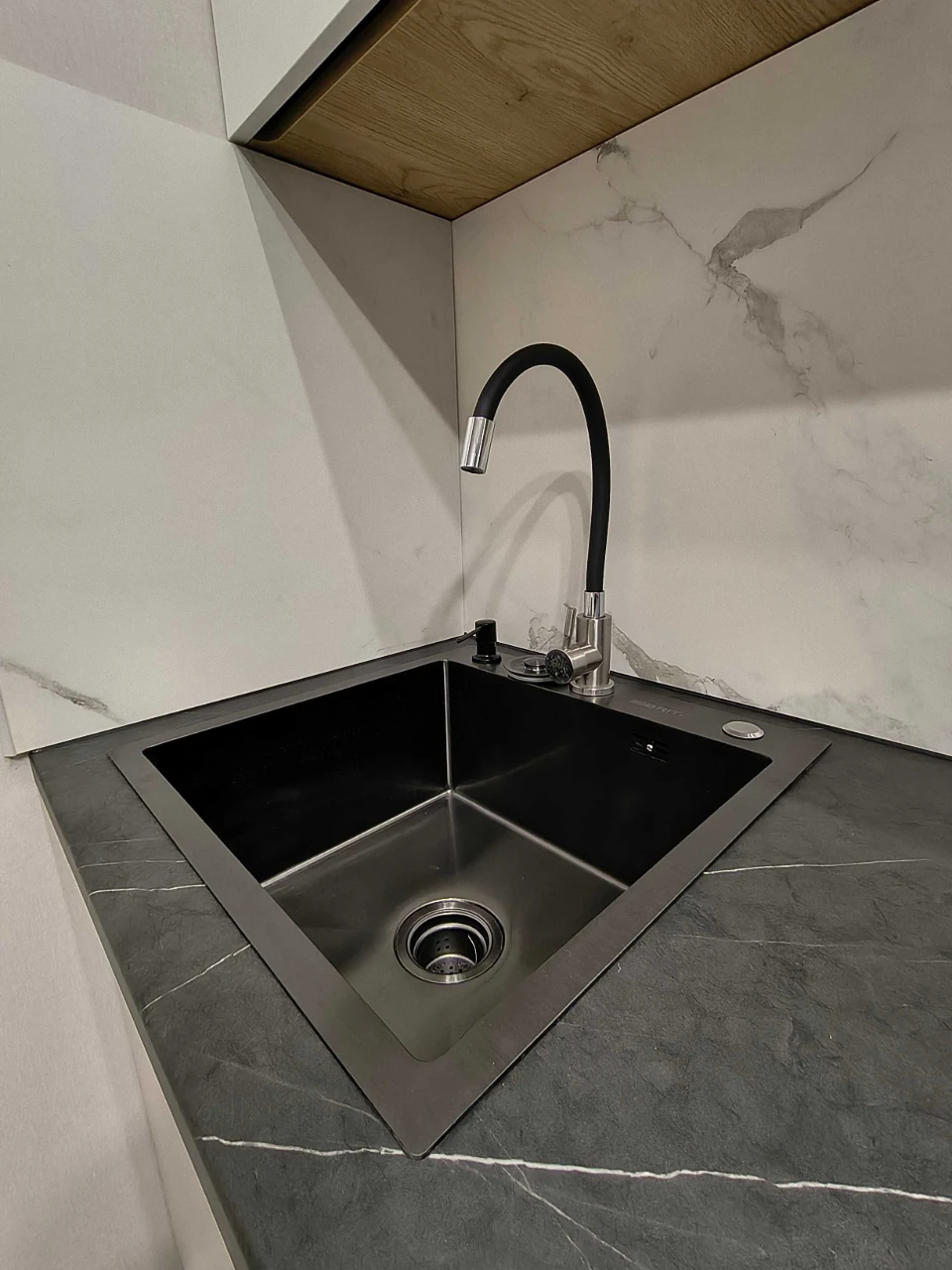 QUALITY RENOVATION! Full Ausstattung! 1-room apartment in the complex