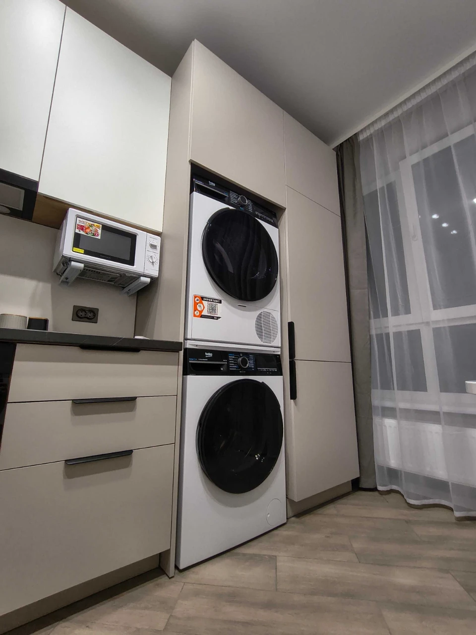 QUALITY RENOVATION! Full Ausstattung! 1-room apartment in the complex