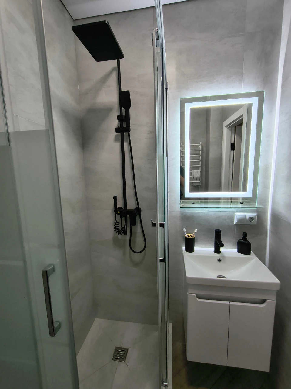 QUALITY RENOVATION! Full Ausstattung! 1-room apartment in the complex