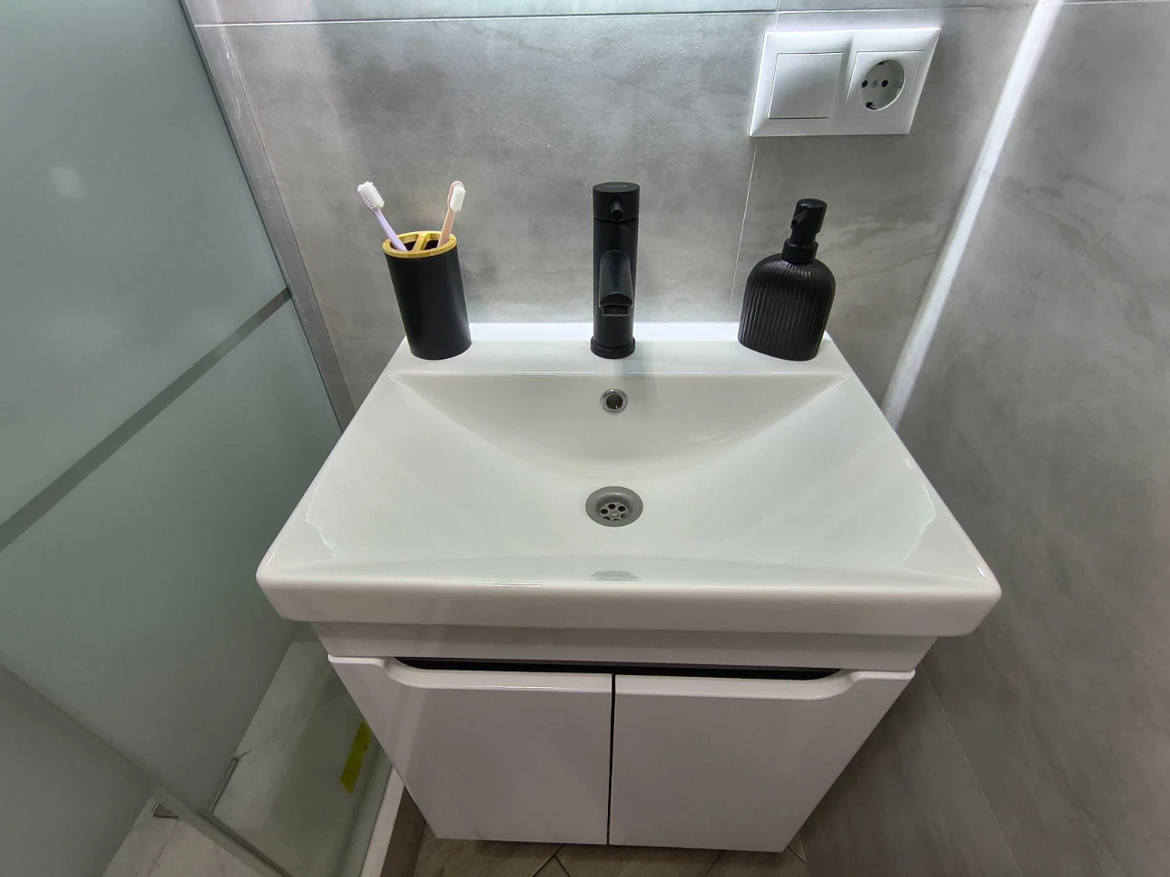 QUALITY RENOVATION! Full Ausstattung! 1-room apartment in the complex