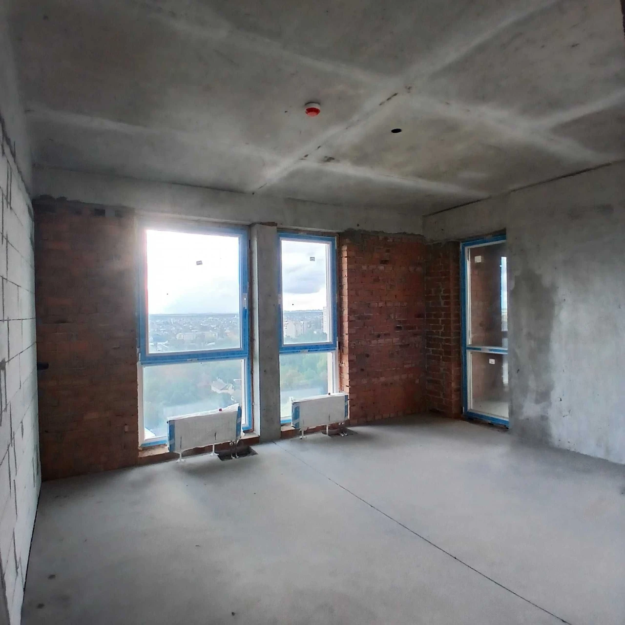 "Madison Gardens" - Spacious 2-bedroom apartment with a great view for sale