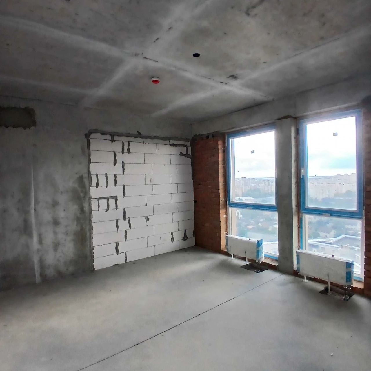"Madison Gardens" - Spacious 2-bedroom apartment with a great view for sale