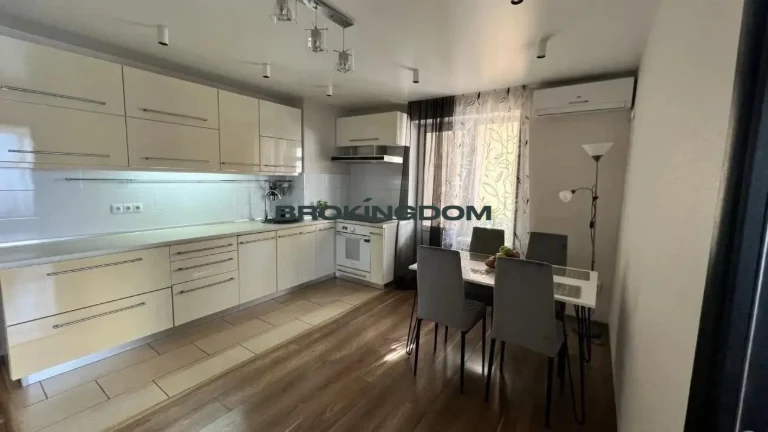 For sale, 2-room apartment at Hrushevsky 27, generator