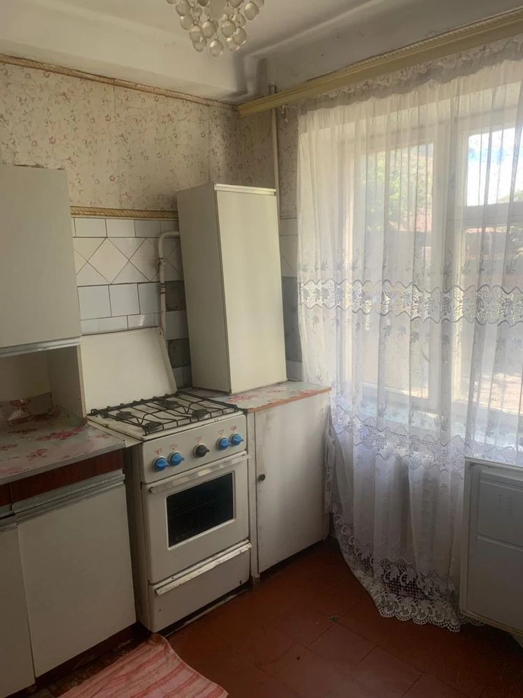Продається простора 3-х кімнатна квартира в тихому районі мі