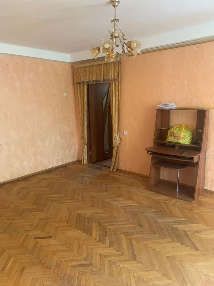 Продається простора 3-х кімнатна квартира в тихому районі мі