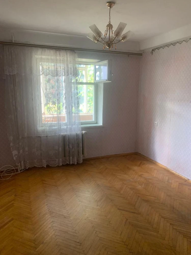 Продається простора 3-х кімнатна квартира в тихому районі мі