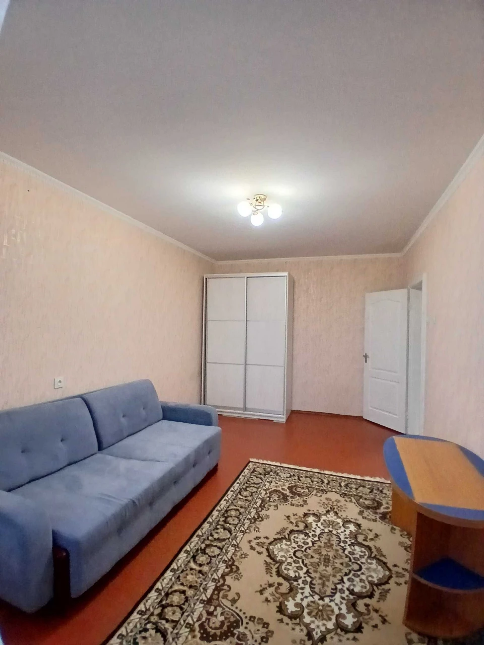 Вул Незалежності центр міста продам гарну доглянуту 1 к квар