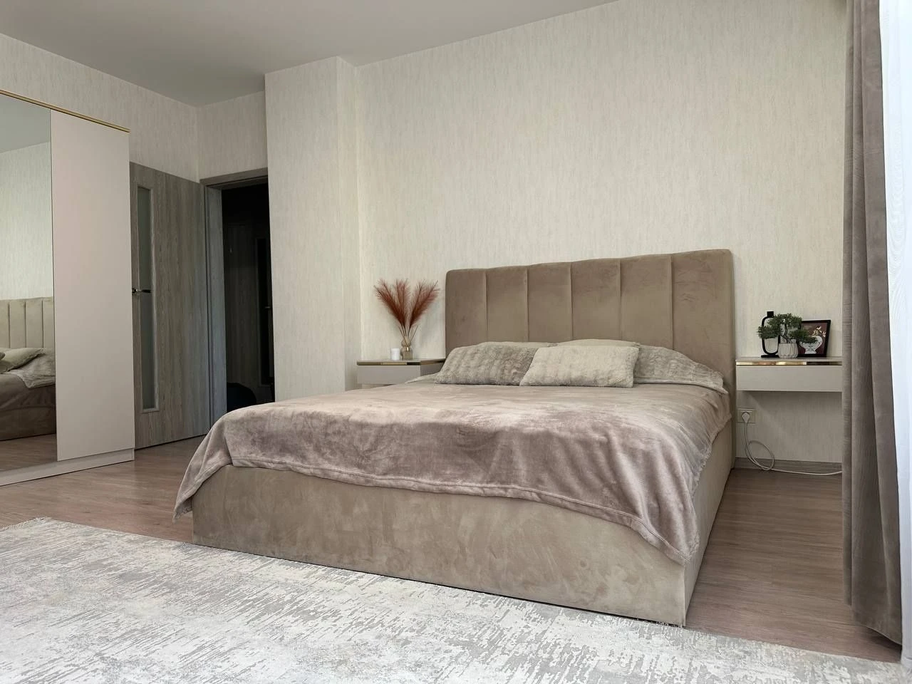 Продам велику 2хккв з дорогим євроремонтом, меблями та техні