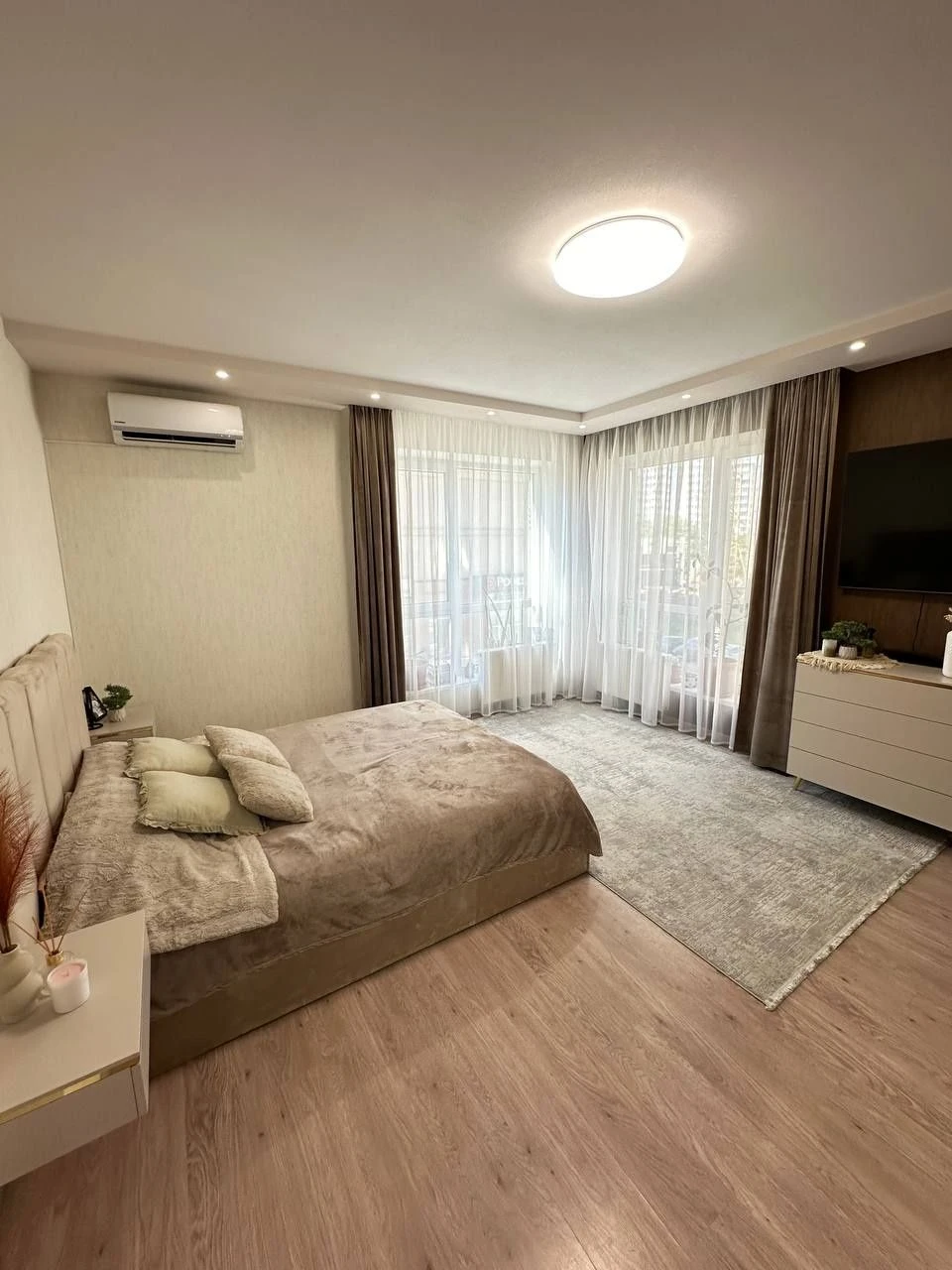 Продам велику 2хккв з дорогим євроремонтом, меблями та техні