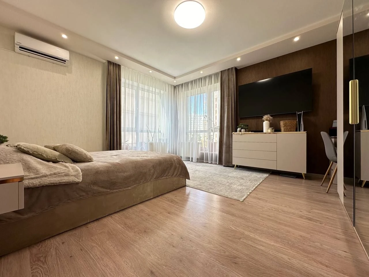 Продам велику 2хккв з дорогим євроремонтом, меблями та техні