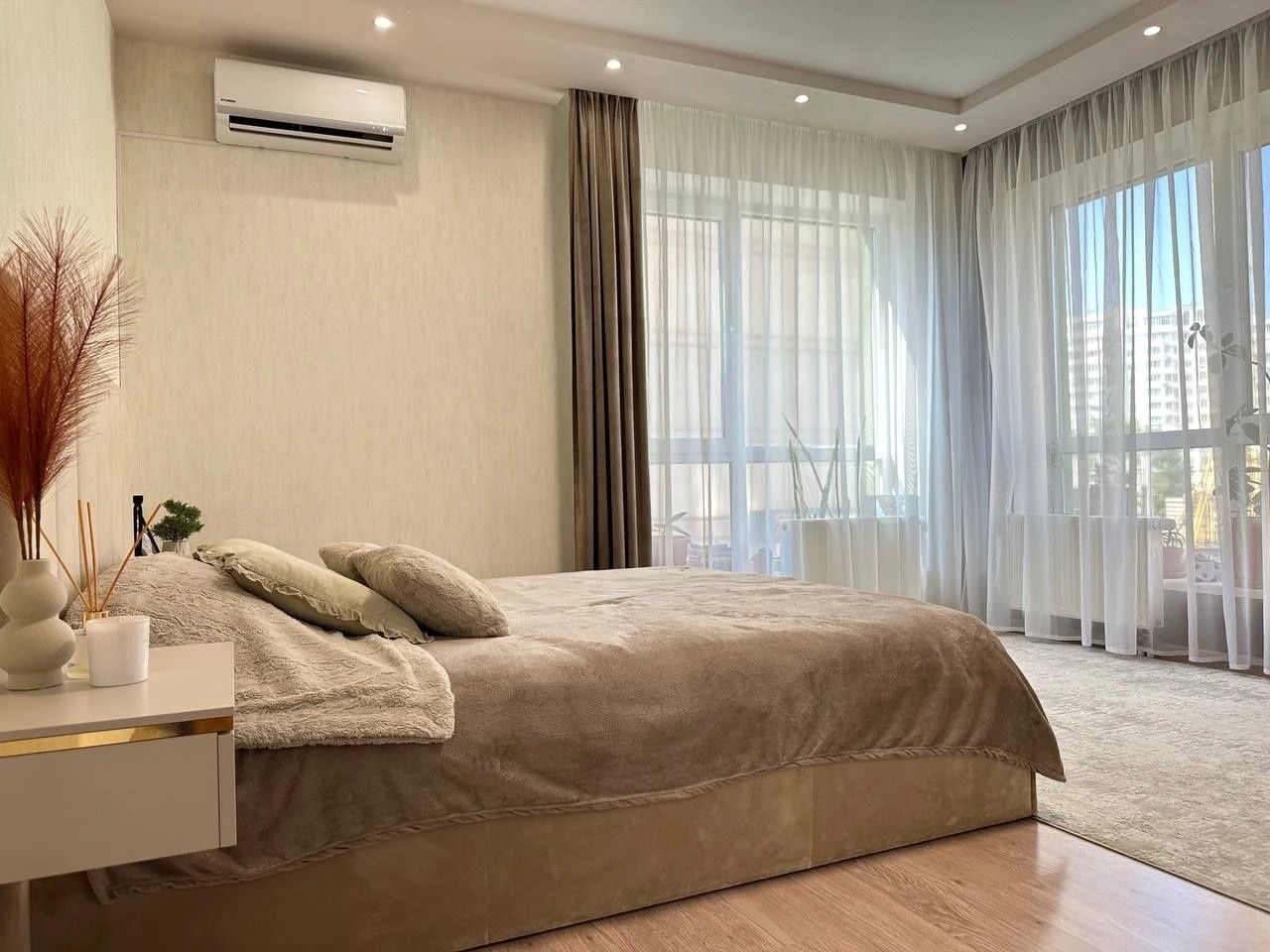 Продам велику 2хккв з дорогим євроремонтом, меблями та техні