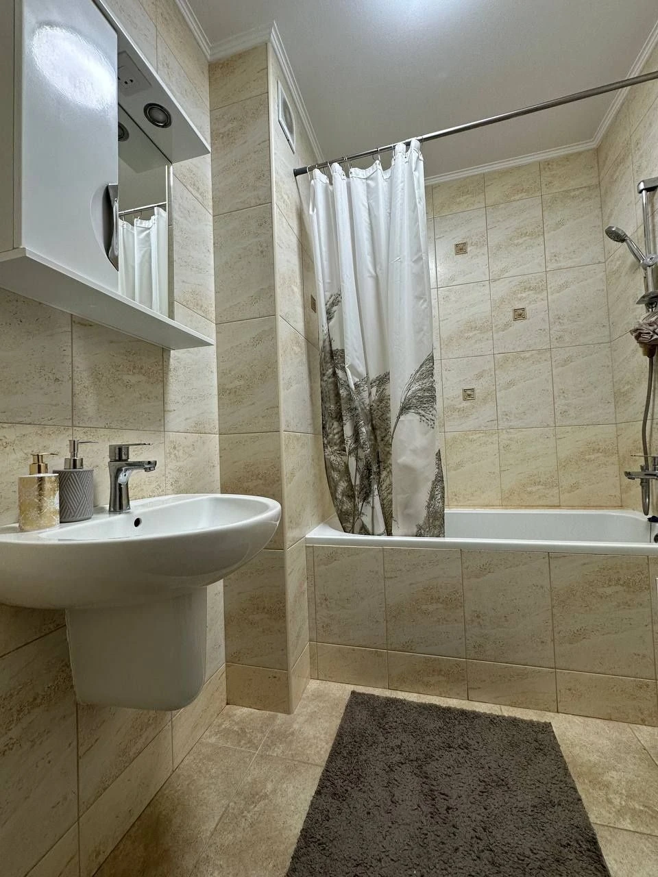 Продам велику 2хккв з дорогим євроремонтом, меблями та техні