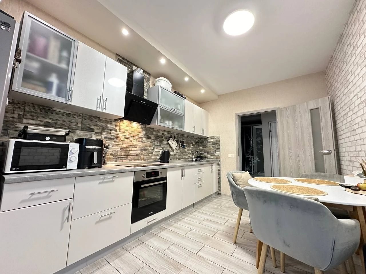 Продам велику 2хккв з дорогим євроремонтом, меблями та техні