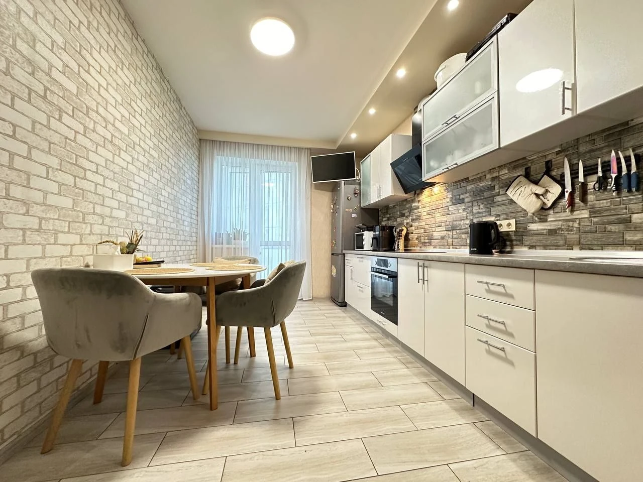 Продам велику 2хккв з дорогим євроремонтом, меблями та техні