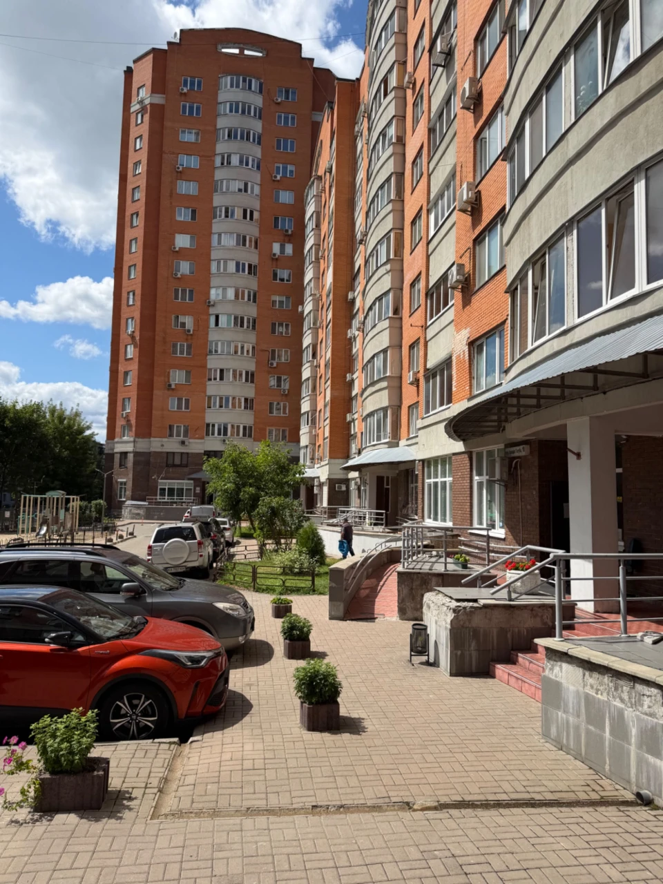 Продается 3-комнатная квартира на ул. Аркадия Голуба, 1В