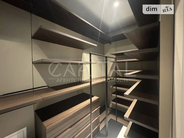 Sale of a 4-room apartment of 330 sq. m on Volodymyr Ivasyuk Ave. 8