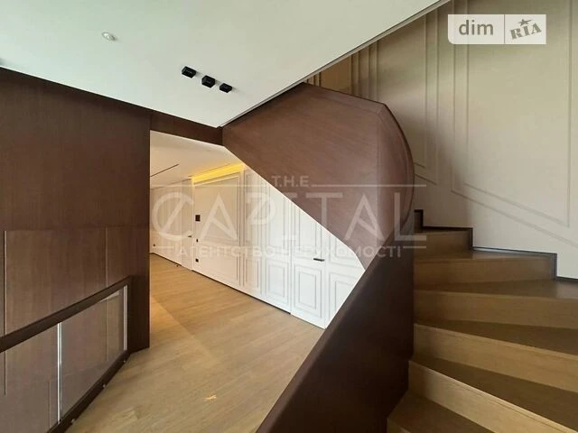 Sale of a 4-room apartment of 330 sq. m on Volodymyr Ivasyuk Ave. 8