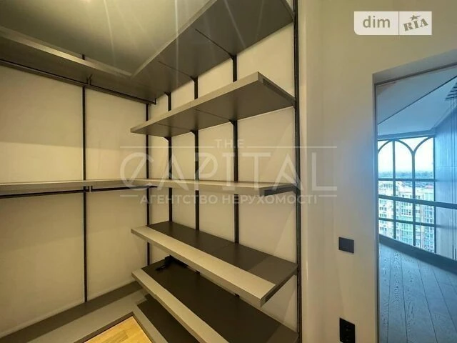 Sale of a 4-room apartment of 330 sq. m on Volodymyr Ivasyuk Ave. 8