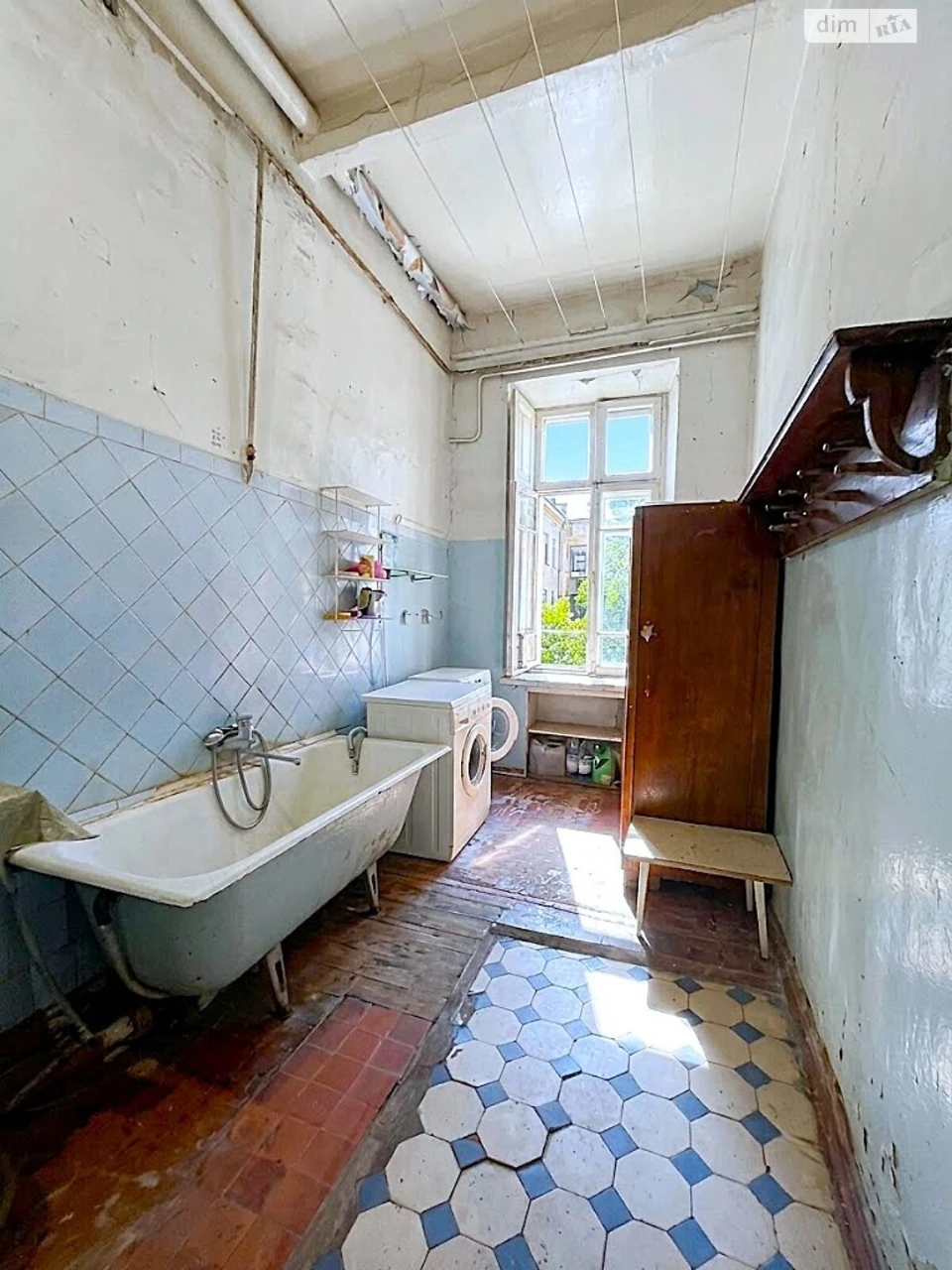 Room for sale Center