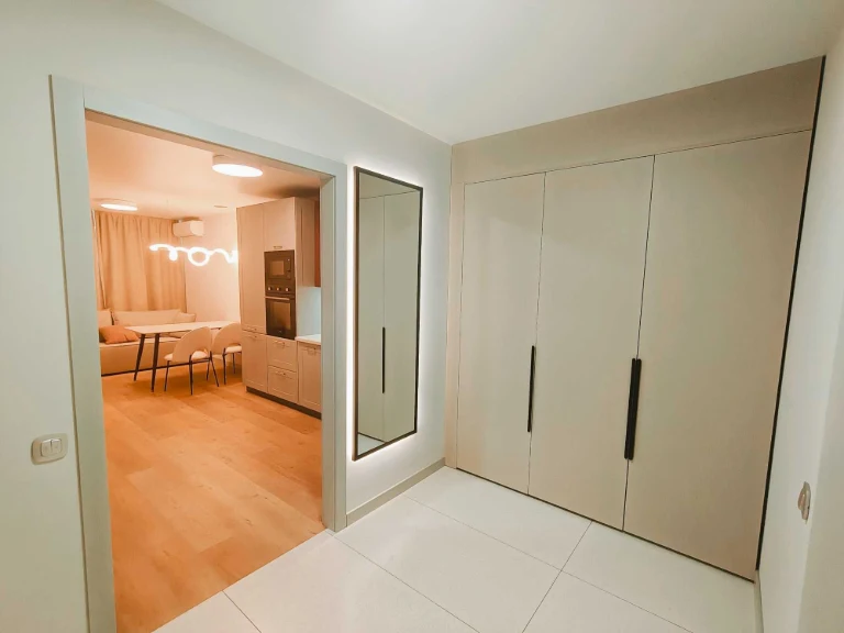 "Euro-two-room apartment" with custom renovation in a new building with generator