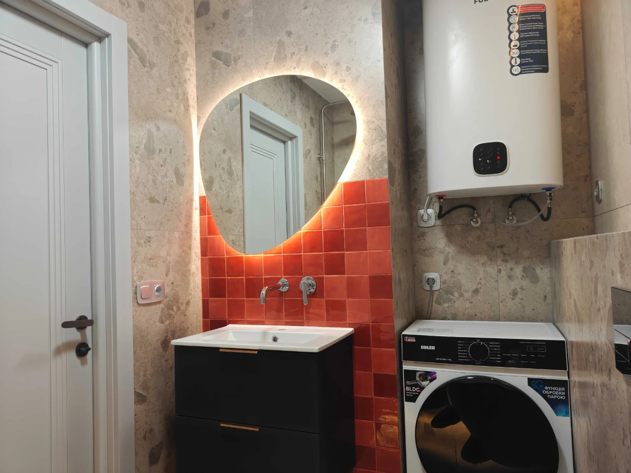 "Euro-two-room apartment" with custom renovation in a new building with generator